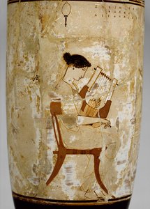 علية lekythos ذات أرضية بيضاء مع صورة للموسيقيات ، القرن الخامس قبل الميلاد بواسطة رسام أخيل