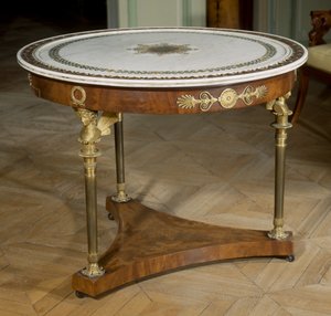 يتميز Art France Gueridon بسطح رخامي مطلي حوالي 1800-1804 بواسطة آدم (Attr. To) Weisweiler