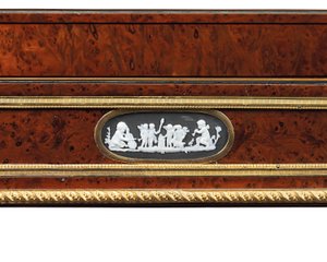 أواخر لويس السادس عشر Ormolu وخشب الطقسوس المدبب المثبت بالحجاب وطاولة خشب الماهوجني travailleuse (ormolu ، yew & mahogany) بواسطة آدم ويسويلر