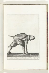 التمرين بالدرع والرمح: الجندي ينحني ليلتقط الرمح (رقم 28) ، 1618 The Nassausche Wapen-Handelinge، van Schilt، Spies، Rappier ende Targe: يصور بالشكل ، ويظهر بعد الترتيب الجديد [لـ] (...) موريتس فان ناسو (ر بواسطة آدم فان برين