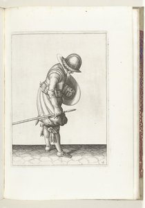 التمرين بالدرع والسبايك: يضع الجندي السنبلة على الأرض بجانب قدمه اليمنى (رقم 16) ، 1618 The Nassausche Wapen-Handelinge، van Schilt، Spies، Rappier ende Targe: يصور بالشكل ، ويظهر بعد الترتيب الجديد [لـ] (...) م بواسطة آدم فان برين