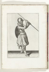 التمرين بالدرع والرمح: الجندي بالرمح في كلتا يديه والدرع على ظهره (رقم 2) ، 1618 De Nassausche Wapen-Handelinge ، Van Schilt ، Spies ، Rappier Ende Targe: تم تصوير Beyde Figuerlick ، Ende Gestel بعد النظام الجديد [va بواسطة آدم فان برين