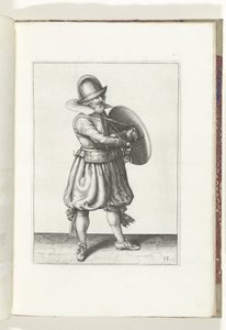 التمرين بالدرع والرمح: الجندي يسحب سيفه من خلف درعه (رقم 18) ، 1618 The Nassausche Wapen-Handelinge، van Schilt، Spies، Rappier ende Targe: يصور بالشكل ، ويظهر بعد الترتيب الجديد [لـ] (...) Maurits v بواسطة آدم فان برين