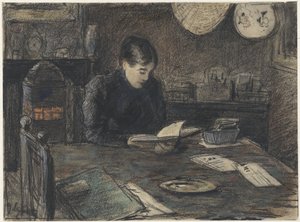 امرأة تقرأ على طاولة