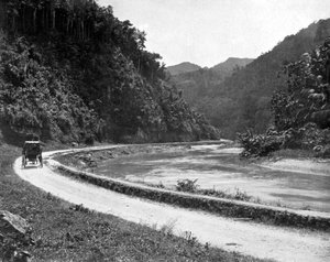 الطريق إلى Bog Walk ، جامايكا ، c1905. بواسطة أدولف دوبيرلي وابنه
