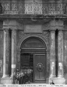 مجموعة من تلاميذ المدارس يغادرون فندق de Ville ، 1890-99 بواسطة Adolphe Giraudon