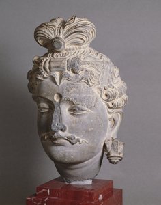 رأس بوديساتفا ، الطراز البوذي اليوناني ، من بونر ، القرن الثاني (الشست) بواسطة المدرسة الأفغانية
