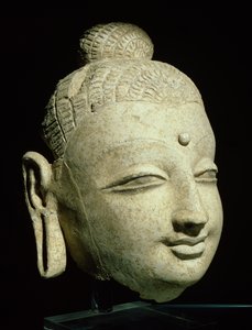 رأس لبوذا مبتسم ، أسلوب بوذي يوناني ، من أفغانستان ، القرن الأول إلى الرابع (الجص) بواسطة المدرسة الأفغانية