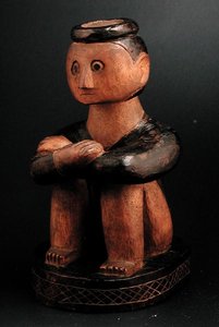 تمثال جالس لرجل يرتدي رأسًا ، تسونجا ، موزمبيق ، أواخر القرن التاسع عشر (خشب) بواسطة أفريقي