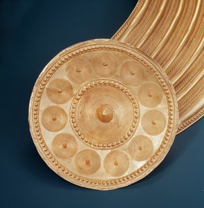 طوق ، Ardcrony ، مقاطعة تيبيراري ، العصر البرونزي المتأخر ، 800-700 قبل الميلاد (ذهبي) (التفاصيل) (انظر أيضًا 390401) بواسطة العمر البرونزي
