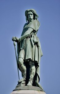 تمثال ضخم لـ Vercingetorix (72-46 قبل الميلاد) ، زعيم الغال - تمثال من Millet Aime (1819-1891) يبلغ طوله 6.60 مترًا في عام 1865 في الجزء الغربي من Mont Auxois (قاعدة بارتفاع 7 أمتار بواسطة Viollet Le Duc) Alise Sainte Reine 1865