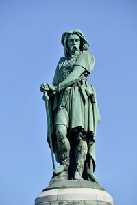 تمثال ضخم لـ Vercingetorix (72-46 قبل الميلاد) ، زعيم الغال - تمثال من Millet Aime (1819-1891) يبلغ طوله 6.60 مترًا في عام 1865 في الجزء الغربي من Mont Auxois (قاعدة بارتفاع 7 أمتار بواسطة Viollet Le Duc) Alise Sainte Reine 1865