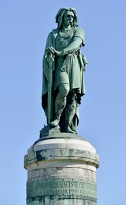 تمثال ضخم لـ Vercingetorix (72-46 قبل الميلاد) ، زعيم الغال - تمثال من Millet Aime (1819-1891) يبلغ طوله 6.60 مترًا في عام 1865 في الجزء الغربي من Mont Auxois (قاعدة بارتفاع 7 أمتار بواسطة Viollet Le Duc) Alise Sainte Reine 1865