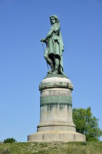 تمثال ضخم لـ Vercingetorix (72-46 قبل الميلاد) ، زعيم الغال - تمثال من Millet Aime (1819-1891) 6.60 مترًا في عام 1865 في الجزء الغربي من مونت أوكسوا (قاعدة بارتفاع 7 أمتار بواسطة فيوليت لو دوك) أليز سانت رين 1865