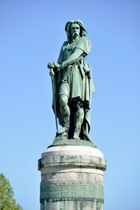 تمثال ضخم لـ Vercingetorix (72-46 قبل الميلاد) ، زعيم الغال - تمثال من Millet Aime (1819-1891) يبلغ طوله 6.60 مترًا في عام 1865 في الجزء الغربي من Mont Auxois (قاعدة بارتفاع 7 أمتار بواسطة Viollet Le Duc) Alise Sainte Reine 1865