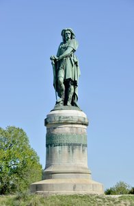 تمثال ضخم لـ Vercingetorix (72-46 قبل الميلاد) ، زعيم الغال - تمثال من Millet Aime (1819-1891) 6.60 مترًا في عام 1865 في الجزء الغربي من مونت أوكسوا (قاعدة بارتفاع 7 أمتار بواسطة فيوليت لو دوك) أليز سانت رين 1865