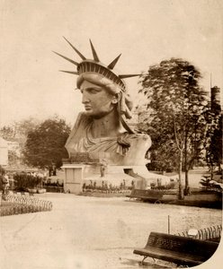 رأس تمثال الحرية المعروض في باريس 1883 بواسطة ألبرت فيرنيك