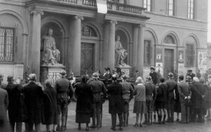 حشد من الناس في بيازا دومو بمناسبة زيارة Re Vittorio Emanuele III في فلورنسا بواسطة ألبرتو فييرلي