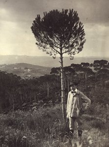 من ألبوم "Ricordi fiorentini" (ذكريات فلورنسا) ، صورة للرسام Memo Ghini في الريف ، 27/08/1919 (b / w photo) بواسطة ألبرتو فييرلي