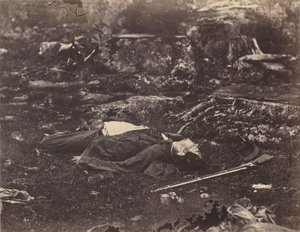النوم الأخير لقناص قناص في جيتيسبيرغ، بنسلفانيا، يوليو 1863 (صورة فوتوغرافية)