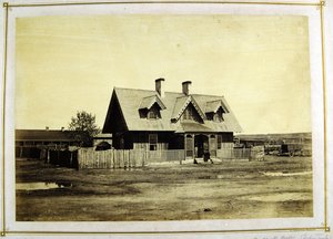منزل الكولونيل بولوك ، تاجر هندي ، حصن لارامي ، 1868 (طبعة زلال) بواسطة الكسندر جاردنر