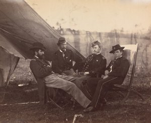 [أربعة ضباط] ، كاليفورنيا. 1864. بواسطة الكسندر جاردنر