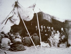 General William T. Sherman (1820-91) presides at the Treaty of Fort Laramie with Chief Red Cloud, April 1868 (b/w photo) بواسطة الكسندر جاردنر