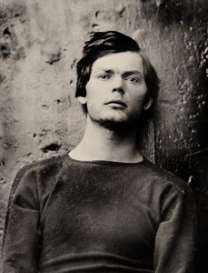 لويس باول في مكاوي معصم على متن USS Saugus ، 1865 بواسطة الكسندر جاردنر