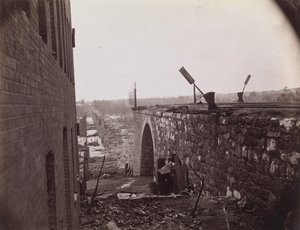 أنقاض جسر ريتشموند وبطرسبورغ للسكك الحديدية ، ريتشموند ، فيرجينيا ، كاليفورنيا. 1865. بواسطة الكسندر جاردنر