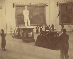 [ثاديوس ستيفنز يرقد في الدولة في القاعة المستديرة في مبنى الكابيتول بواشنطن] ، 1867. بواسطة الكسندر جاردنر
