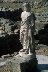 Spain, Catalonia, La Escala, Greek Ampurias, Statue of Asclepius بواسطة الكسندر جبرائيل (بعد) ديكامبس