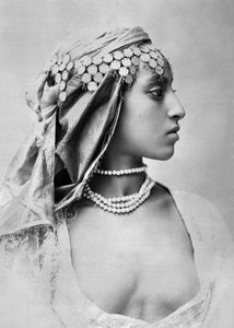 امرأة جزائرية شابة، حوالي 1890-1900 (صورة فوتوغرافية بالأبيض والأسود) بواسطة الكسندر ليرو