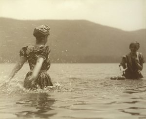 إيمي وسلمى ، بحيرة جورج ، 1899. بواسطة ألفريد ستيجليتز