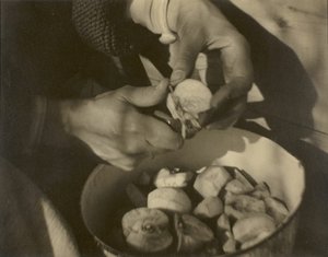 جورجيا أوكيفي - هاندز ، 192022. بواسطة ألفريد ستيجليتز