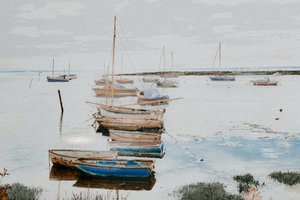 قوارب في مرفأ لي، 2018 (صورة فوتوغرافية أعيد رسمها يدوياً)