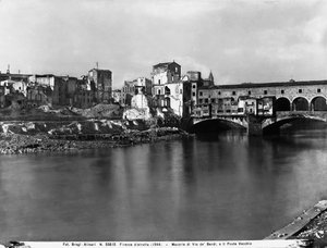 الحرب العالمية الثانية: الأضرار الناجمة عن القصف في Via de'Bardi بالقرب من Ponte Vecchio ، في فلورنسا. كانت هذه الصورة في السابق جزءًا من مجموعة Brogi ، ولكنها الآن تنتمي إلى مجموعة Alinari (صورة بالأبيض والأسود) بواسطة فراتيلي اليناري