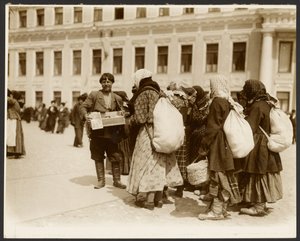 [صور من رحلة دراسية إلى روسيا استخدمت في لوحة "إلغاء القنانة في روسيا" (1914)، من "ملحمة دورة السلاف، موسكو"]