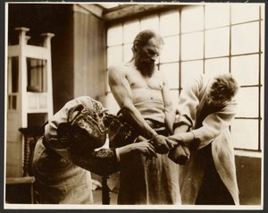 [ثلاثة عارضين يقفون في وضع "المجموعة الرمزية" في صورة "عيد القديس فيتوس في روغان" من "ملحمة دورة السلاف، زبيرو، بوهيميا"] بواسطة ألفونس ماريا موشا