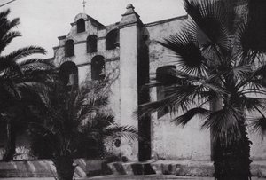 كاليفورنيا: Bells of Mission San Gabriel ، تأسست عام 1771 ، على سفوح سفوح الخشخاش المكسوة بالخشخاش بالقرب من باسادينا (صورة بالأبيض والأسود) بواسطة المصور الأمريكي (بعد)