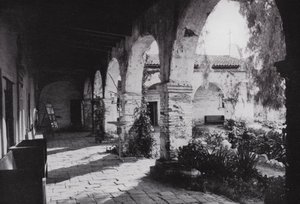 كاليفورنيا: Mission San Juan Capistrano ، التي تأسست عام 1776 ، جنوب لوس أنجلوس (b / w photo) بواسطة المصور الأمريكي (بعد)