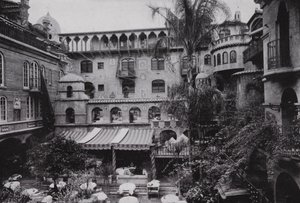 كاليفورنيا: ريفرسايد ، غرفة طعام الباحة في Glenwood Mission Inn (صورة بالأبيض والأسود) بواسطة المصور الأمريكي (بعد)