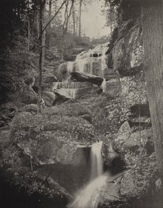 Fall Creek Cascade ، نورث كارولينا (صورة b / w) بواسطة المصور الأمريكي (بعد)