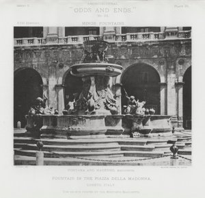 نافورة في ساحة بيازا ديلا مادونا ، لوريتو ، إيطاليا (صورة b / w) بواسطة المصور الأمريكي (بعد)