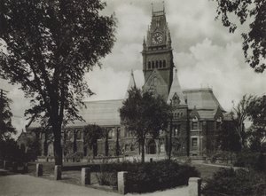 جامعة هارفارد: القاعة التذكارية (صورة b / w) بواسطة المصور الأمريكي (بعد)