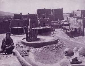 المحكمة الداخلية لبلدة بويبلو ، أريزونا (b / w photo) بواسطة المصور الأمريكي (بعد)