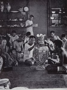 مصممو البورسلين في العمل ، في Kinkosan Works الشهيرة في Awata ، Kioto (b / w photo) بواسطة المصور الأمريكي (بعد)