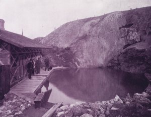المسبح في بانف هوت سبرينغز ، أمريكا البريطانية (صورة b / w) بواسطة المصور الأمريكي (بعد)