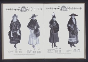 انتشار من صفحتين من The Theatre of Fur Fashion (صورة بالأبيض والأسود) بواسطة المصور الأمريكي (بعد)