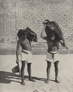 ناقلات المياه في غواناخواتو (صورة b / w) بواسطة المصور الأمريكي (بعد)