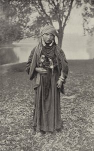 امرأة بدوية في الصحراء بواسطة مصور أمريكي